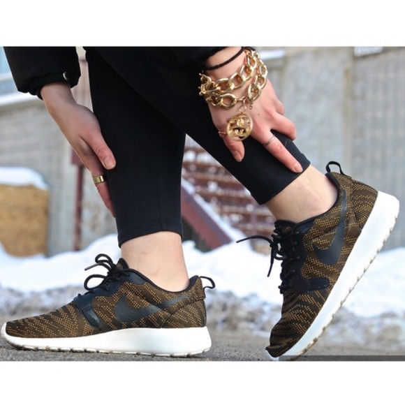 Nike Roshe Run One Jacquard gold and black sneaker - Picture 2 of 8